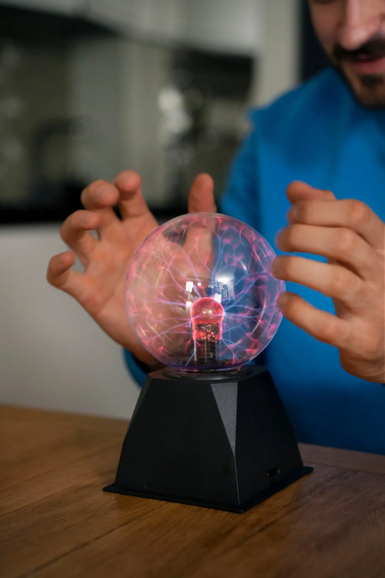 Seitliche Ansicht eines Mannes mit einer Plasmakugel